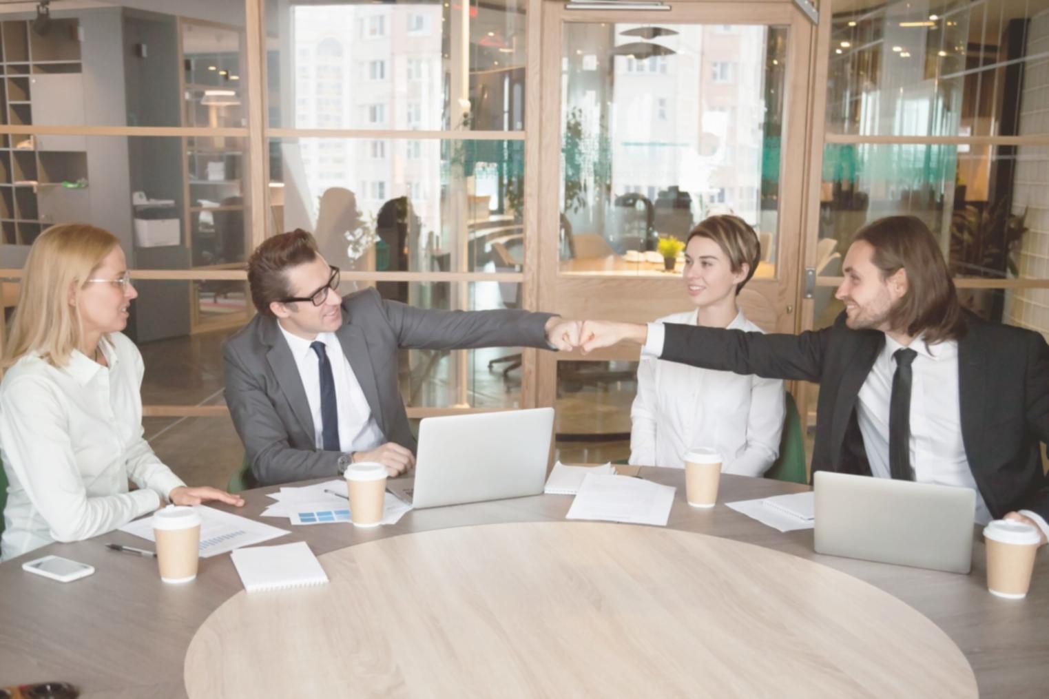 Profesionales analizando datos financieros en sesión de trabajo